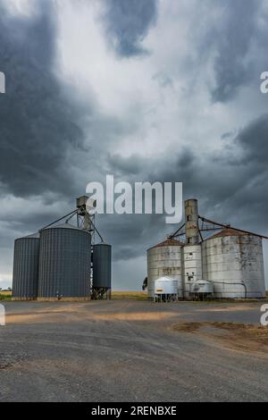 Blick auf Getreidesilos unter dramatischen Sturmwolken am Moolort im Zentrum von Victoria, Australien Stockfoto