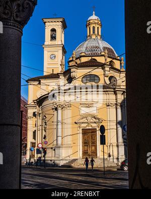 Die Kirche San Tommaso Apostolo, im Herzen des historischen Zentrums, von den Arkaden der Via Pietro Micca aus gesehen. Turin, Piemont, Italien, Europa Stockfoto