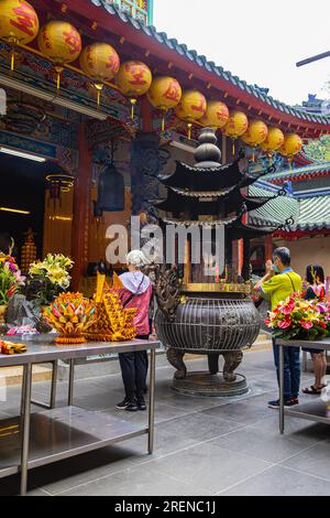 Puli, Taiwan - 26. Mai 2023: Im Inneren des Baohu-Tempels von Dimu. Architektonisches Wunderwerk mit leuchtend roten Säulen und goldenen Details. Taiwanesen spenden eine Stockfoto