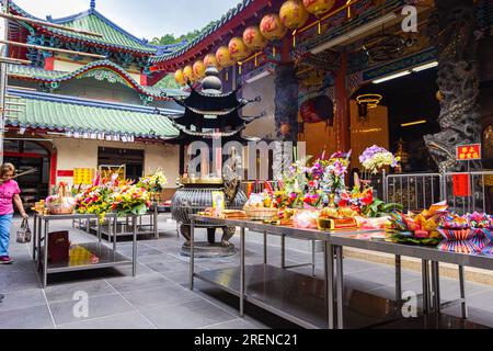 Puli, Taiwan - 26. Mai 2023: Im Inneren des Baohu-Tempels von Dimu. Architektonisches Wunderwerk mit leuchtend roten Säulen und goldenen Details. Taiwanesen spenden eine Stockfoto