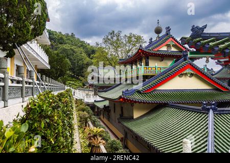 Puli, Taiwan - 26. Mai 2023: Im Inneren des Baohu-Tempels von Dimu. Architektonisches Wunderwerk mit leuchtend roten Säulen und goldenen Details. Taiwanesen spenden eine Stockfoto