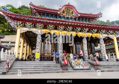 Puli, Taiwan - 26. Mai 2023: Im Inneren des Baohu-Tempels von Dimu. Architektonisches Wunderwerk mit leuchtend roten Säulen und goldenen Details. Taiwanesen spenden eine Stockfoto