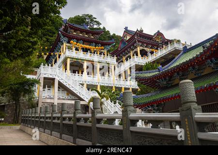 Puli, Taiwan - 26. Mai 2023: Im Inneren des Baohu-Tempels von Dimu. Architektonisches Wunderwerk mit leuchtend roten Säulen und goldenen Details. Taiwanesen spenden eine Stockfoto