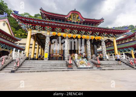 Puli, Taiwan - 26. Mai 2023: Im Inneren des Baohu-Tempels von Dimu. Architektonisches Wunderwerk mit leuchtend roten Säulen und goldenen Details. Taiwanesen spenden eine Stockfoto