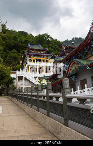 Puli, Taiwan - 26. Mai 2023: Im Inneren des Baohu-Tempels von Dimu. Architektonisches Wunderwerk mit leuchtend roten Säulen und goldenen Details. Taiwanesen spenden eine Stockfoto