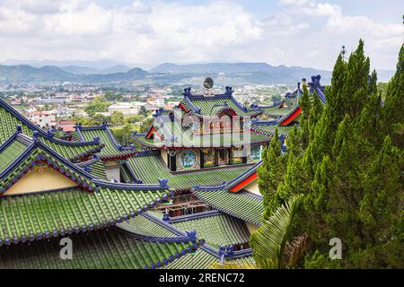 Puli, Taiwan - 26. Mai 2023: Im Inneren des Baohu-Tempels von Dimu. Architektonisches Wunderwerk mit leuchtend roten Säulen und goldenen Details. Taiwanesen spenden eine Stockfoto