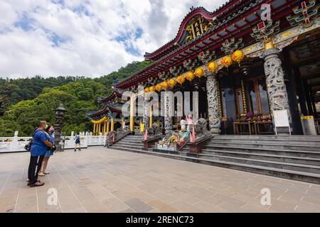 Puli, Taiwan - 26. Mai 2023: Im Inneren des Baohu-Tempels von Dimu. Architektonisches Wunderwerk mit leuchtend roten Säulen und goldenen Details. Taiwanesen spenden eine Stockfoto