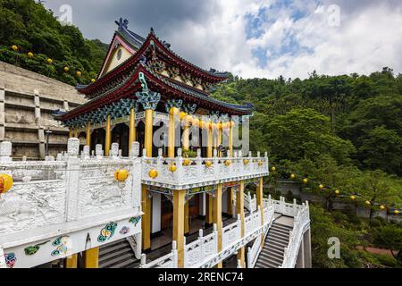 Puli, Taiwan - 26. Mai 2023: Im Inneren des Baohu-Tempels von Dimu. Architektonisches Wunderwerk mit leuchtend roten Säulen und goldenen Details. Taiwanesen spenden eine Stockfoto