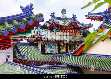 Puli, Taiwan - 26. Mai 2023: Im Inneren des Baohu-Tempels von Dimu. Architektonisches Wunderwerk mit leuchtend roten Säulen und goldenen Details. Taiwanesen spenden eine Stockfoto