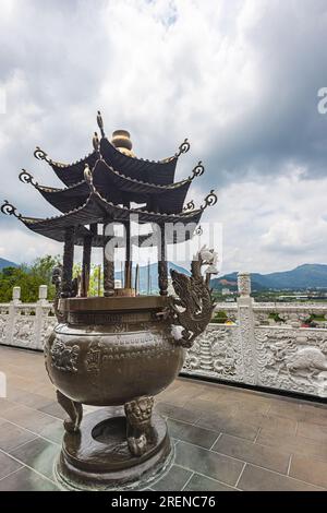 Puli, Taiwan - 26. Mai 2023: Im Inneren des Baohu-Tempels von Dimu. Architektonisches Wunderwerk mit leuchtend roten Säulen, goldene Details mit seinem großen Erstaunen Stockfoto