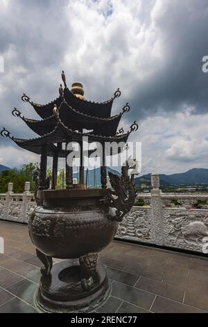 Puli, Taiwan - 26. Mai 2023: Im Inneren des Baohu-Tempels von Dimu. Architektonisches Wunderwerk mit leuchtend roten Säulen, goldene Details mit seinem großen Erstaunen Stockfoto