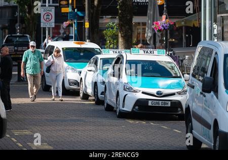 Taxistand oder Taxistände mit Taxiständen in der geschäftigen Stadt oder im Stadtzentrum von Brighton, City of Brighton & Hove, East Sussex, England, Großbritannien. Stockfoto