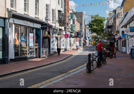 Blick auf die Bond Street in den Geschäften in Brighton, Brighton & Hove, East Sussex, England, Großbritannien. Stockfoto
