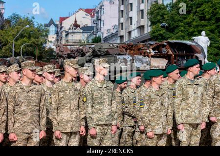 Kiew, Ukraine. 28. Juli 2023. Ukrainische Soldaten Feierlichkeiten am Tag des ukrainischen Staates in Kiew am 28. Juli 2023. Teilnahme an den Veranstaltungen am Tag des ukrainischen Staates in Kiew Credit: Das Präsidialamt der Ukraine via/dpa/Alamy Live News Stockfoto