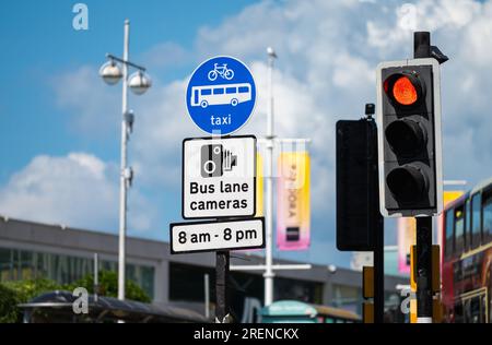 Schilder und Ampeln an der Kreuzung, die Busspur, Fahrradspur, Taxispur, Warnung vor Fahrspurkameras zeigen, in Brighton & Hove, England, Großbritannien. Stockfoto