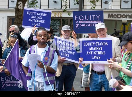 Schilder von Equity-Mitgliedern bei der Equity-Union-Rallye in London, in Solidarität mit den SAG-AFTRA-Akteuren, die in den USA streiken, für faire Bezahlung und Verträge. Stockfoto