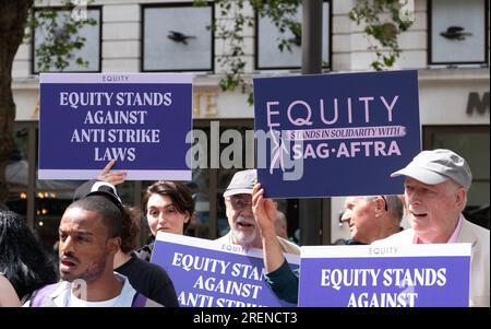 Schilder von Equity-Mitgliedern bei der Equity-Union-Rallye in London, in Solidarität mit den SAG-AFTRA-Akteuren, die in den USA streiken, für faire Bezahlung und Verträge. Stockfoto