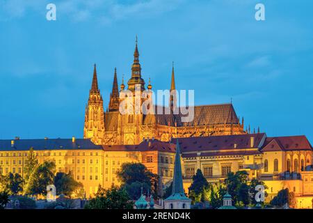 Das Schloss mit dem St. Vitusdom in Prag in der Abenddämmerung Stockfoto