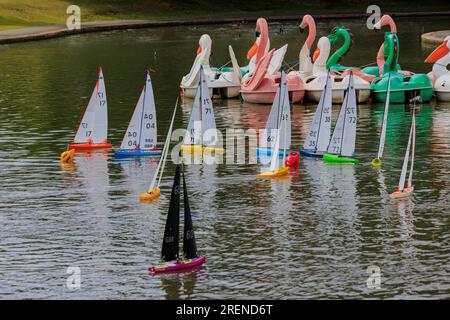 Internationales Segelboot mit einem Meter Länge Stockfoto