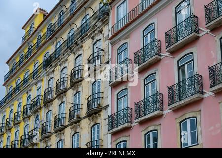 Lissabon, Portugal - 7. Januar 2020 : Blick auf wunderschöne und farbenfrohe Wohngebäude in Lissabon, Portugal Stockfoto