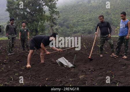 Mobye, Myanmar. 15. Juni 2023. Die Karenni National Defense Force-KNDF-Mitglieder versuchen, eine nicht explodierte Bombe zu Bergen, die auf eine Farm gefallen ist. Die Luftwaffe Myanmar hat in der Region Karenni (auch bekannt als Kayah) seit dem Militärputsch vom 2021. Februar bis Ende Juni dieses Jahres 527 Luftangriffe geflogen, laut einer lokalen Forschungsgruppe der Progressiven Karenni People's Force (PKPF). Kredit: SOPA Images Limited/Alamy Live News Stockfoto