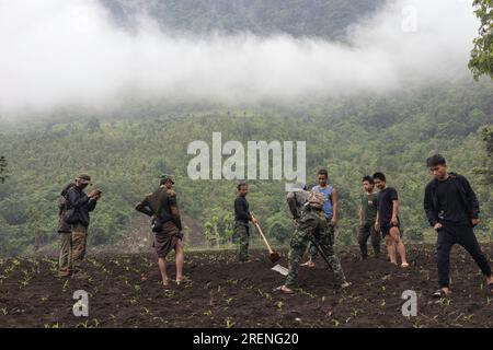 Mobye, Myanmar. 15. Juni 2023. Die Karenni National Defense Force-KNDF-Mitglieder versuchen, eine nicht explodierte Bombe zu Bergen, die auf eine Farm gefallen ist. Die Luftwaffe Myanmar hat in der Region Karenni (auch bekannt als Kayah) seit dem Militärputsch vom 2021. Februar bis Ende Juni dieses Jahres 527 Luftangriffe geflogen, laut einer lokalen Forschungsgruppe der Progressiven Karenni People's Force (PKPF). Kredit: SOPA Images Limited/Alamy Live News Stockfoto