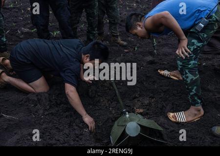 Mobye, Myanmar. 15. Juni 2023. Die Karenni National Defense Force-KNDF-Mitglieder versuchen, eine nicht explodierte Bombe zu Bergen, die auf eine Farm gefallen ist. Die Luftwaffe Myanmar hat in der Region Karenni (auch bekannt als Kayah) seit dem Militärputsch vom 2021. Februar bis Ende Juni dieses Jahres 527 Luftangriffe geflogen, laut einer lokalen Forschungsgruppe der Progressiven Karenni People's Force (PKPF). (Foto von Sit Htet Aung/SOPA Images/Sipa USA) Guthaben: SIPA USA/Alamy Live News Stockfoto