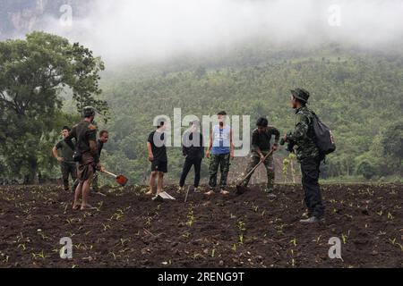 Mobye, Myanmar. 15. Juni 2023. Die Karenni National Defense Force-KNDF-Mitglieder versuchen, eine nicht explodierte Bombe zu Bergen, die auf eine Farm gefallen ist. Die Luftwaffe Myanmar hat in der Region Karenni (auch bekannt als Kayah) seit dem Militärputsch vom 2021. Februar bis Ende Juni dieses Jahres 527 Luftangriffe geflogen, laut einer lokalen Forschungsgruppe der Progressiven Karenni People's Force (PKPF). (Foto von Sit Htet Aung/SOPA Images/Sipa USA) Guthaben: SIPA USA/Alamy Live News Stockfoto