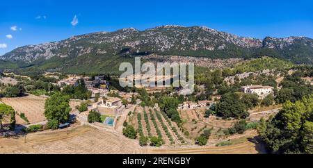 Orient Village und Alfabia sierra, Orient Valley, Bunyola, Mallorca, Balearen, Spanien Stockfoto