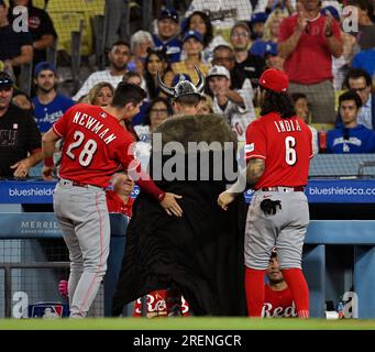 Los Angeles, USA. 28. Juli 2023. Cincinnati Reds Spencer Steer (C) feiert mit Kevin Newman (28) und Jonathan India (6), nachdem er am Freitag, den 28. Juli 2023, einen 357 Meter langen Gleiter für seinen 15.-Homer vor dem Los Angele Dodgers Reliever Yency Almonte während des siebten Inning im Dodger Stadium in Los Angeles gestochen hat. Foto: Jim Ruymen/UPI Credit: UPI/Alamy Live News Stockfoto