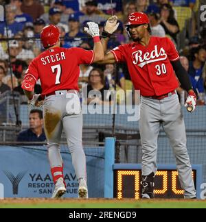 Los Angeles, USA. 28. Juli 2023. Cincinnati Reds Spencer Steer feiert mit will Benson, nachdem er einen Slider 357 Meter in das linke Feld gestoßen hat, um 15. Uhr vor Los Angele Dodgers Reliever Yency Almonte während des siebten Inning im Dodger Stadium in Los Angeles am Freitag, den 28. Juli 2023. Foto: Jim Ruymen/UPI Credit: UPI/Alamy Live News Stockfoto