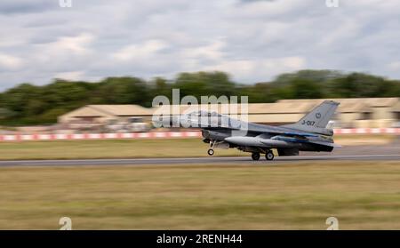 Royal Netherland Air Force F-16 Fighting Falcon trifft auf der Royal International Air Tattoo 2023 ein Stockfoto