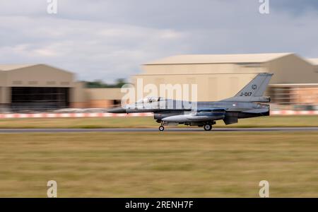 Royal Netherland Air Force F-16 Fighting Falcon trifft auf der Royal International Air Tattoo 2023 ein Stockfoto