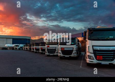 Mehrere Tanklastwagen und andere Gefahrgüter auf einem Parkplatz geparkt. Stockfoto