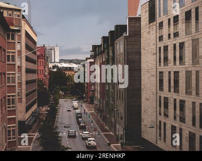 Blick von oben auf die Straße inmitten der Gebäude der Stadt Stockfoto