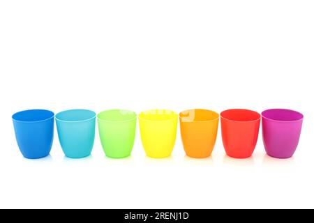 Regenbogen-Trinkbecher mit einer Linie auf weißem Hintergrund. Minimalistisches farbenfrohes Design mit Trans LGBT-Design Stockfoto