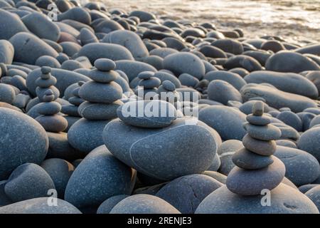 Pebble Pattern auf dem Pebble Ridge am Northam Beach kurz vor High Tide, Northam Beach, Devon, Großbritannien #2. Stockfoto