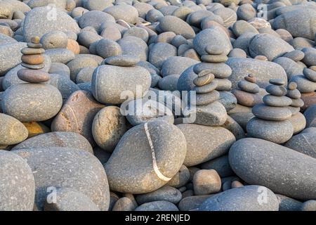 Pebble Pattern auf dem Pebble Ridge am Northam Beach kurz vor High Tide, Northam Beach, Devon, Großbritannien. Stockfoto