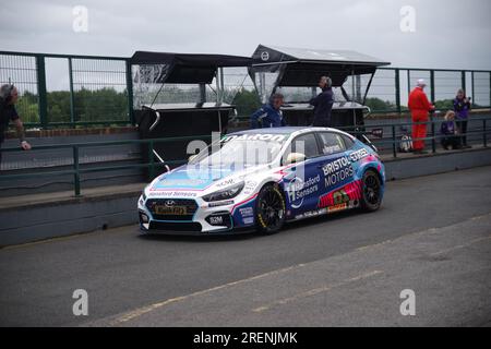 Dalton on Tees, 29. Juli 2023. Tom Ingram fährt einen Hyundai i30N für Bristol Street Motors mit EXCELR8, die die Boxen für die erste Trainingseinheit bei der British Touring Car Championship am Croft Circuit verlassen. Kredit: Colin Edwards/Alamy Live News Stockfoto