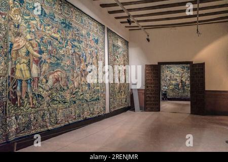 Die Santa María Stiftung restauriert Wandteppiche aus dem Diözesanmuseum von Albarracín, dem Bischofspalast des 18. Jahrhunderts, Teruel, Aragon, Spanien. Stockfoto