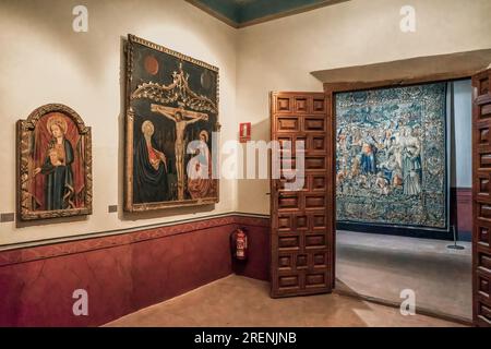 Die Santa María Stiftung restauriert Wandteppiche aus dem Diözesanmuseum von Albarracín, dem Bischofspalast des 18. Jahrhunderts, Teruel, Aragon, Spanien. Stockfoto