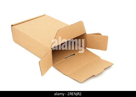 Schlanke rechteckige Lieferverpackung aus braunem Karton auf weißem Hintergrund. Umweltfreundliches wiederverwendbares Material für Zustellpakete. Stockfoto
