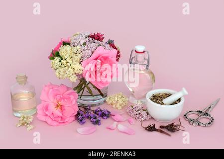 Beruhigende Blumen und Kräuter mit Baldrianwurzel, Rosen, Älteren, Leidenschaft und Lavendelblüten, die in der natürlichen Kräutermedizin verwendet werden. Adaptogen-betäubende Nahrung Stockfoto