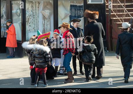 Eine Straßenszene in Williamsburg auf der Purim, wo Juden Kostüme tragen. Ein Grund ist, zu vermeiden, dass Empfänger von Pflichtgeldern in Verlegenheit gebracht werden. Stockfoto