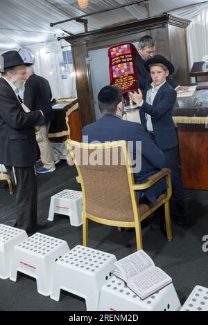 Auf Tisha B'Av, nach der Torah-Lesung, ist die heilige Schriftrolle bedeckt und kehrt zur Arche zurück. In Monsey, New York. Stockfoto