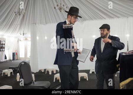 Bei Tisha B'Av wird in einer ruhigen Synagoge eine Torah nach einer Lesung zur Heiligen Arche zurückgebracht. In Rockland County, NY. Stockfoto