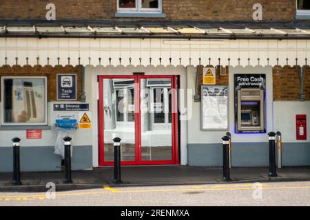 Ascot, Berkshire, Großbritannien. 29. Juli 2023. Der Bahnhof Ascot wurde heute aufgrund von Arbeitskampfmaßnahmen des Personals der South Western Railway wegen eines anhaltenden Streits über die Bezahlung und der geplanten Schließung der Ticketschalter geschlossen. Das Timing ist schlecht, da heute ein großer Pferderenntag auf der Ascot Rennbahn stattfindet, während der QIPCO King Geroge Day stattfindet. Die meisten der 1007 Ticketschalter werden in den nächsten drei Jahren geschlossen, mit Ausnahme einiger Ticketschalter an stark frequentierten Stationen. Kredit: Maureen McLean/Alamy Live News Stockfoto