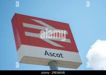 Ascot, Berkshire, Großbritannien. 29. Juli 2023. Der Bahnhof Ascot wurde heute aufgrund von Arbeitskampfmaßnahmen des Personals der South Western Railway wegen eines anhaltenden Streits über die Bezahlung und der geplanten Schließung der Ticketschalter geschlossen. Das Timing ist schlecht, da heute ein großer Pferderenntag auf der Ascot Rennbahn stattfindet, während der QIPCO King Geroge Day stattfindet. Die meisten der 1007 Ticketschalter werden in den nächsten drei Jahren geschlossen, mit Ausnahme einiger Ticketschalter an stark frequentierten Stationen. Kredit: Maureen McLean/Alamy Live News Stockfoto