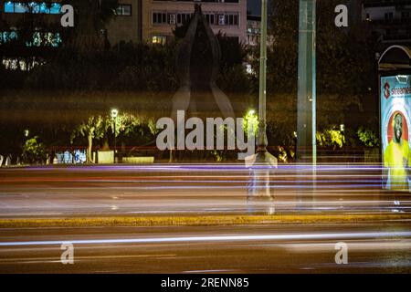 Abstrakte Fotografie. Absichtlich geschüttelt, unscharf, verschwommen, unregelmäßig belichtet. Kreative, digital verarbeitete Straßenfotografie. Stockfoto