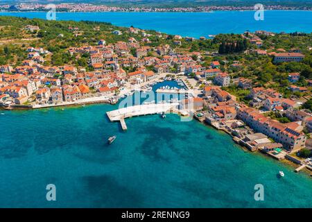 Blick aus der Vogelperspektive auf die Stadt Sepurine auf der Insel Prvic, die Adria in Kroatien Stockfoto